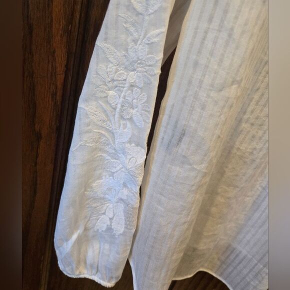 Simply Vera Wang Ivory Long Sleeve Tie Front Blouse with Floral Accents. XSMALL - Picture 8 of 10